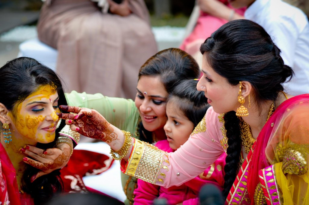 Best_Haldi_Pics_Big_Indian_Wedding_Candid_Haldi_Moments_Bangalore