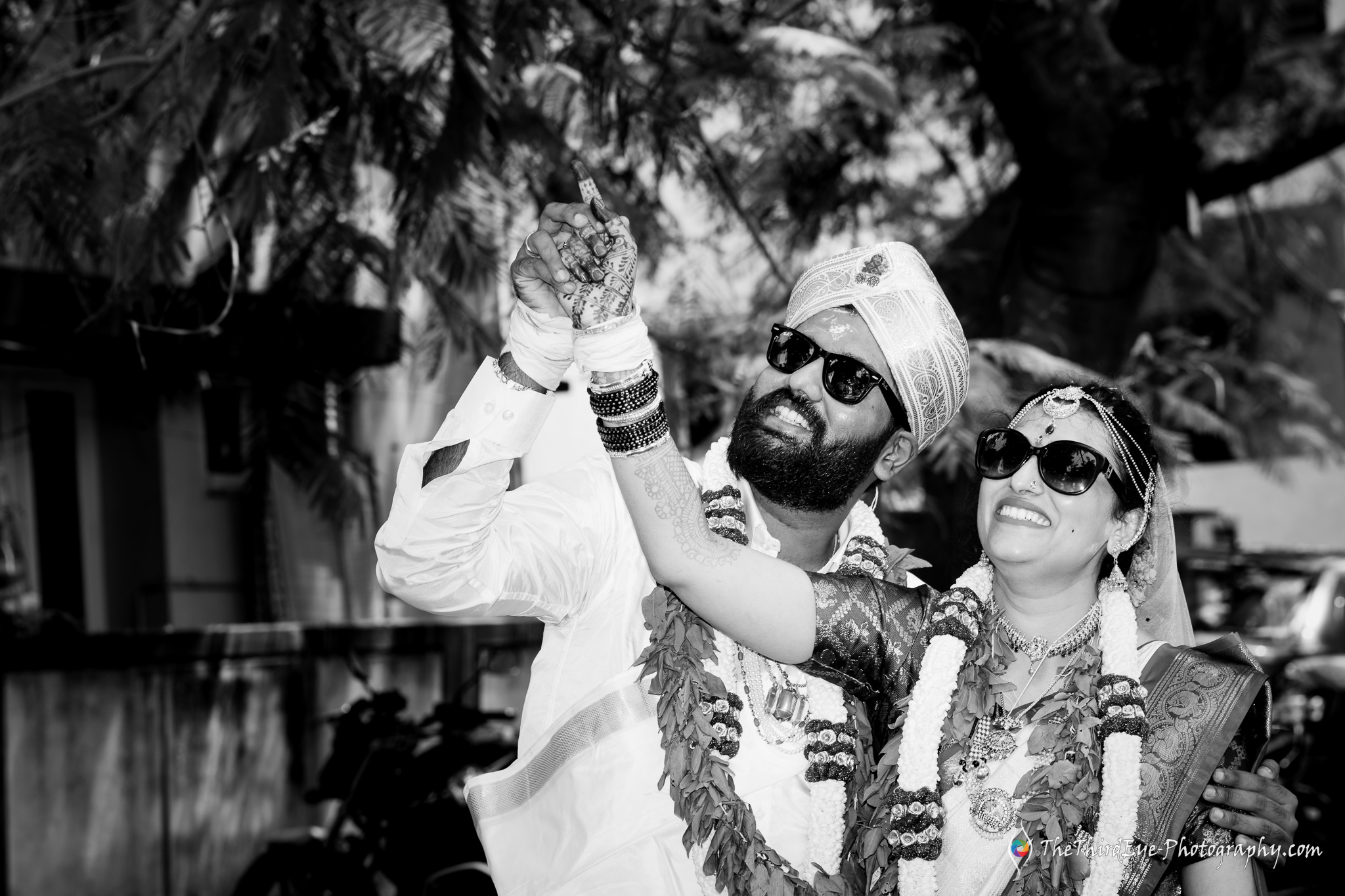 Portraits-arundhati-arundati-nakshatra-intimate-most-bride-groom-couple-happy-pose-mandatory-timeless-wedding-photos-popular-Minimalist-bride-modern-bw-black-white-TTEP_CM_31_A6500689-2