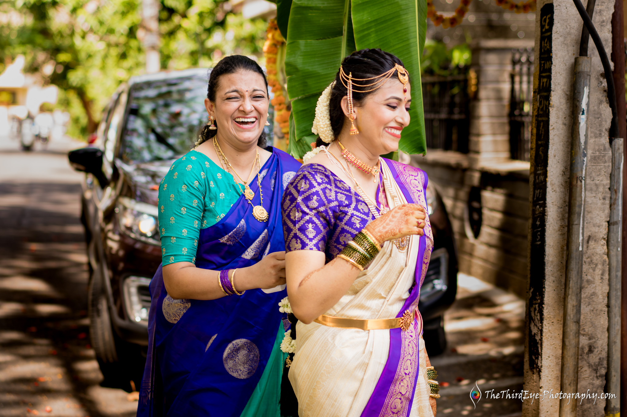 bride-sister-happy-moment-story-South-indian-Candid-Wedding-Photography-Kannadiga-Quarantine_bengaluru_TTEP_CM_04_A6500378