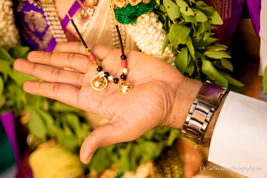 bride-taali-mangal-sutra-bokeh-maang-sindoor-sindur-details-Best-Marriage-photography-Photographer-recommendations-photos-TTEP_CM_19_A7009182