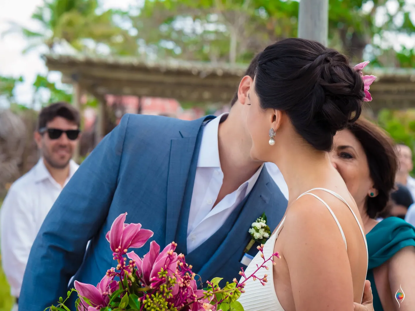 Thiago leans in toward Evy as the pair reach the altar, her bouquet in the foreground