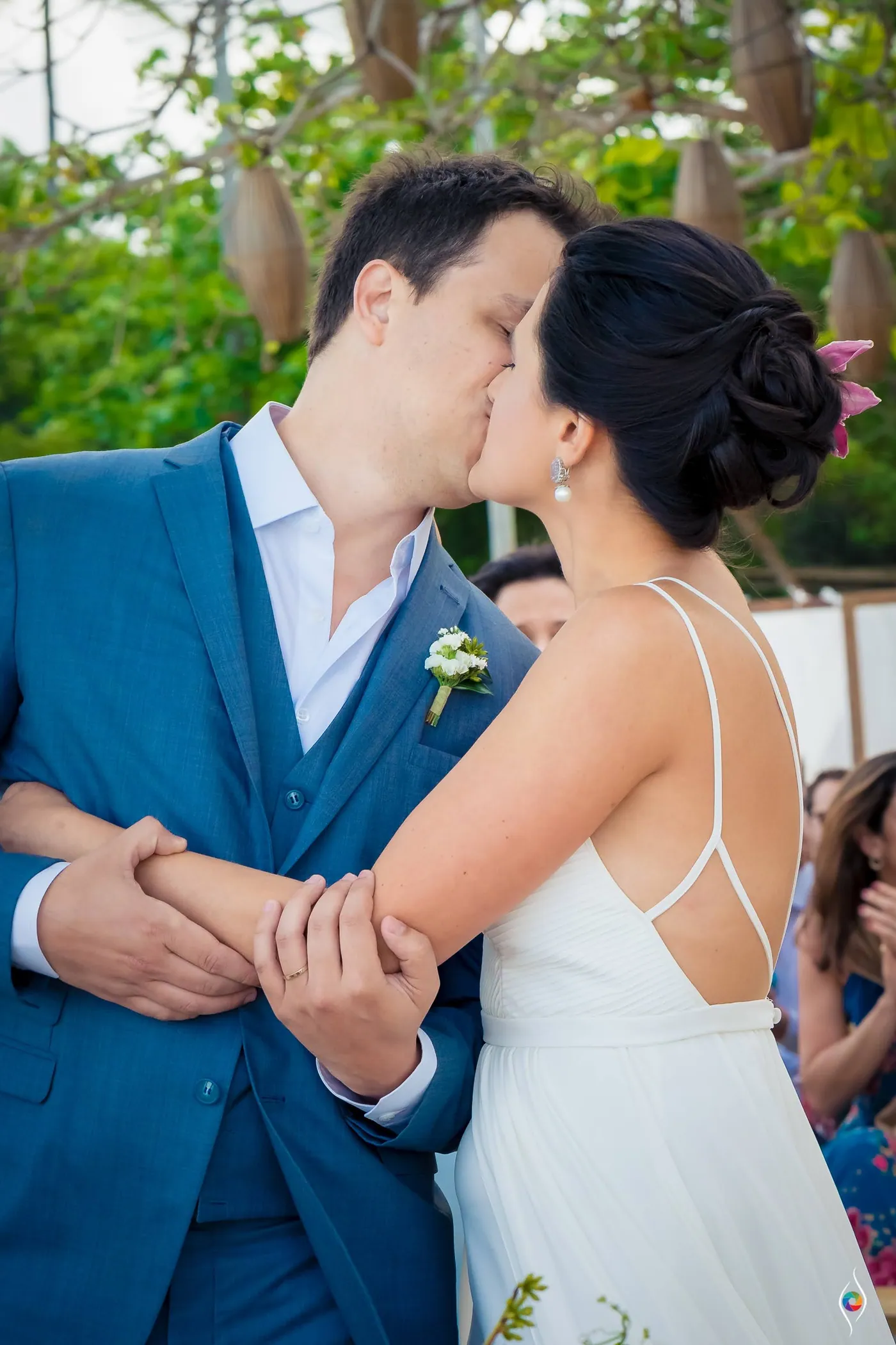 Evy and Thiago kiss with their arms wrapped around each other